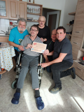 Kamarádi předávají Otíkovi dar